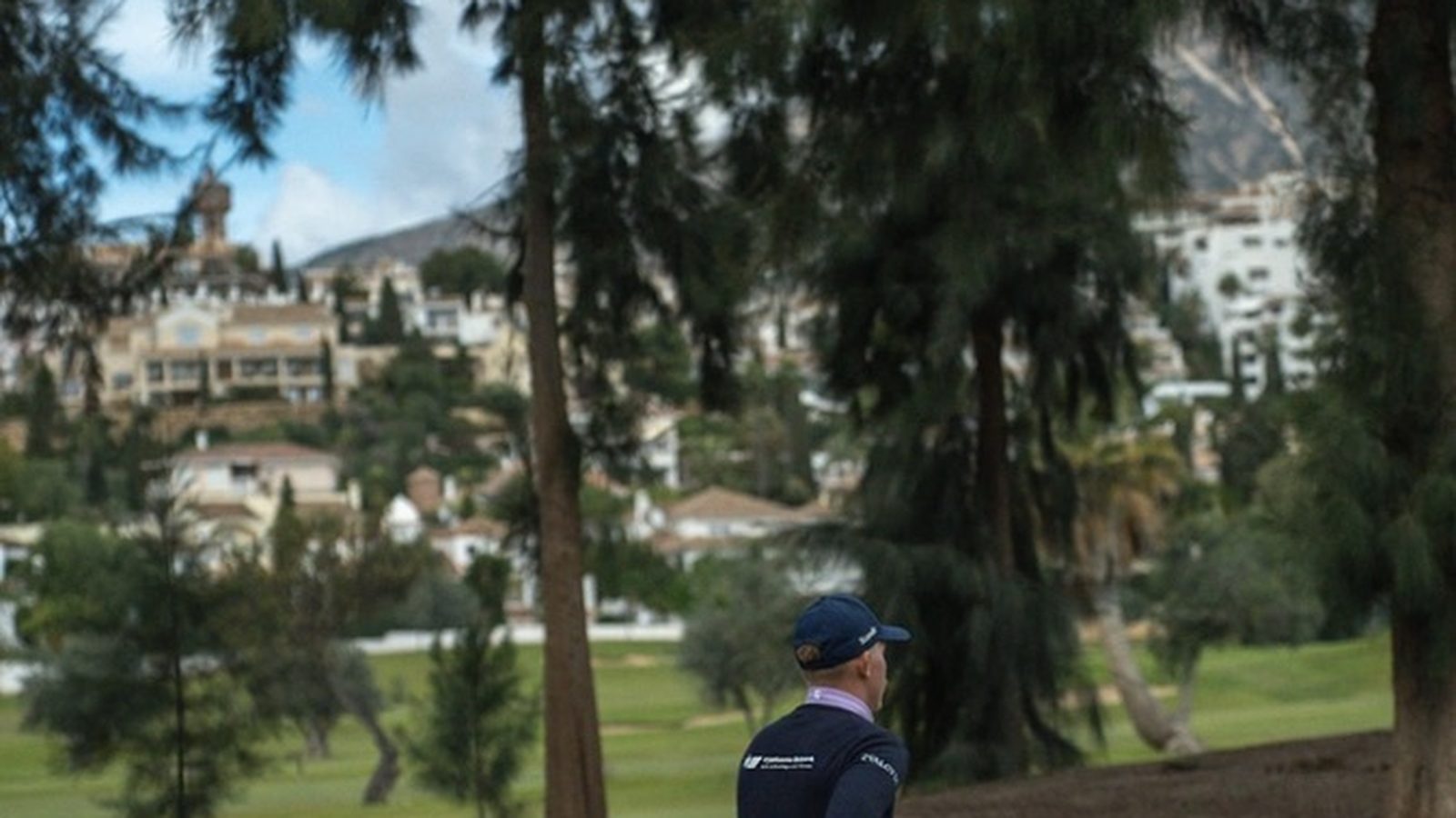 Golfspelare som arbetar med fokus och mental träning för att förbättra sitt handicap