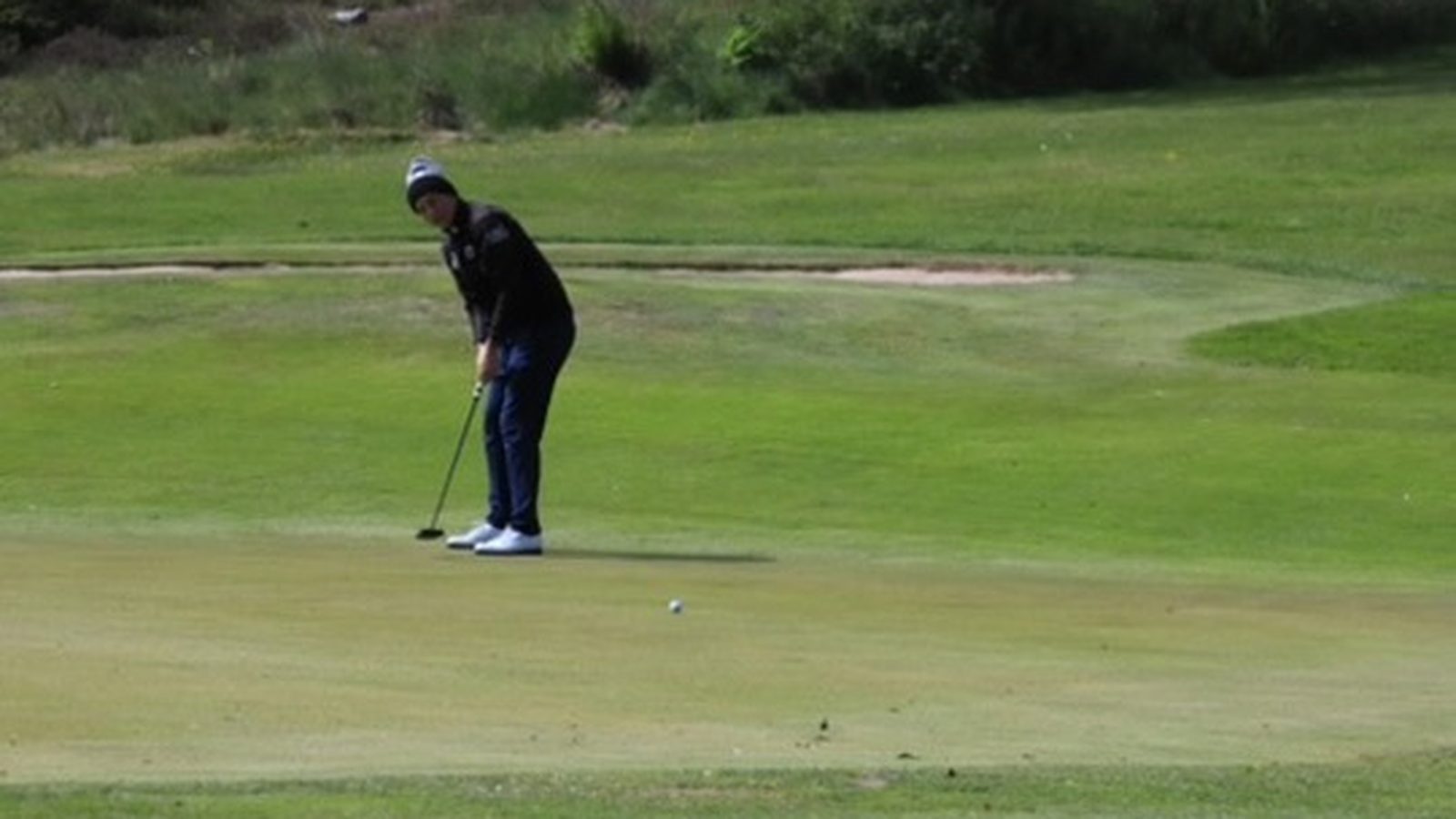 Golfspelare som förbereder sig mentalt inför en tävlingsrunda