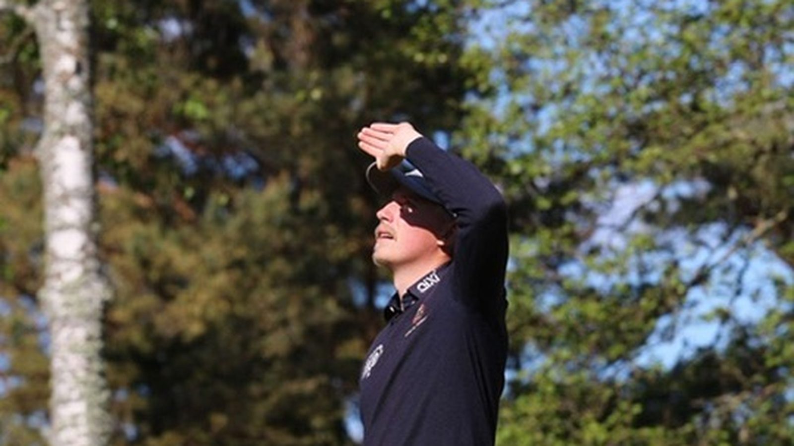 Golfspelare som återfår fokus efter ett misslyckat slag