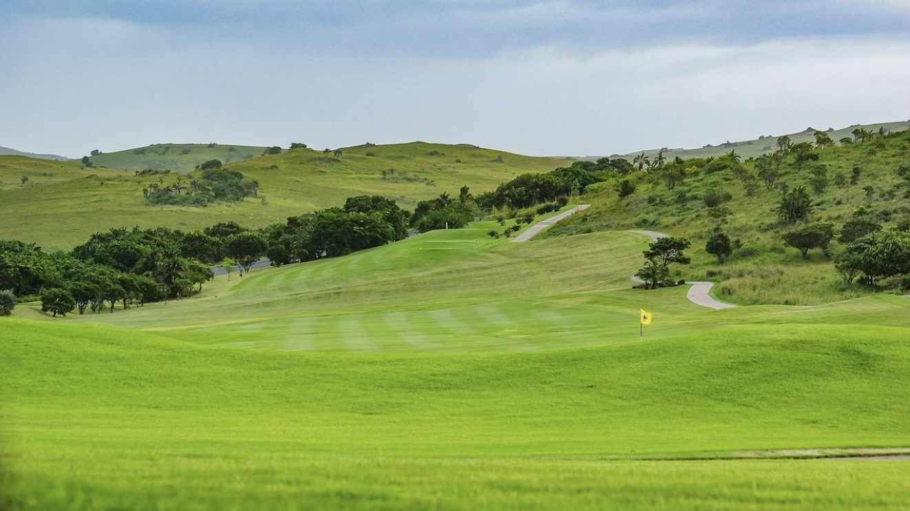 Golfspelare som förbereder sig mentalt inför en golfrunda