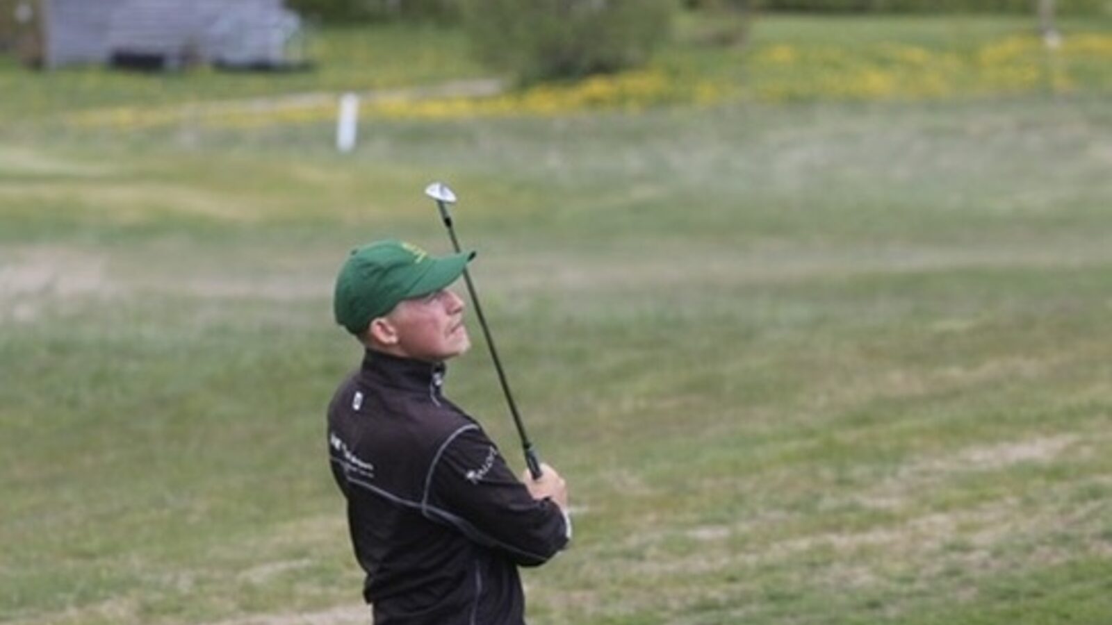 Golfspelare som tränar fokus och mental styrka på golfbanan
