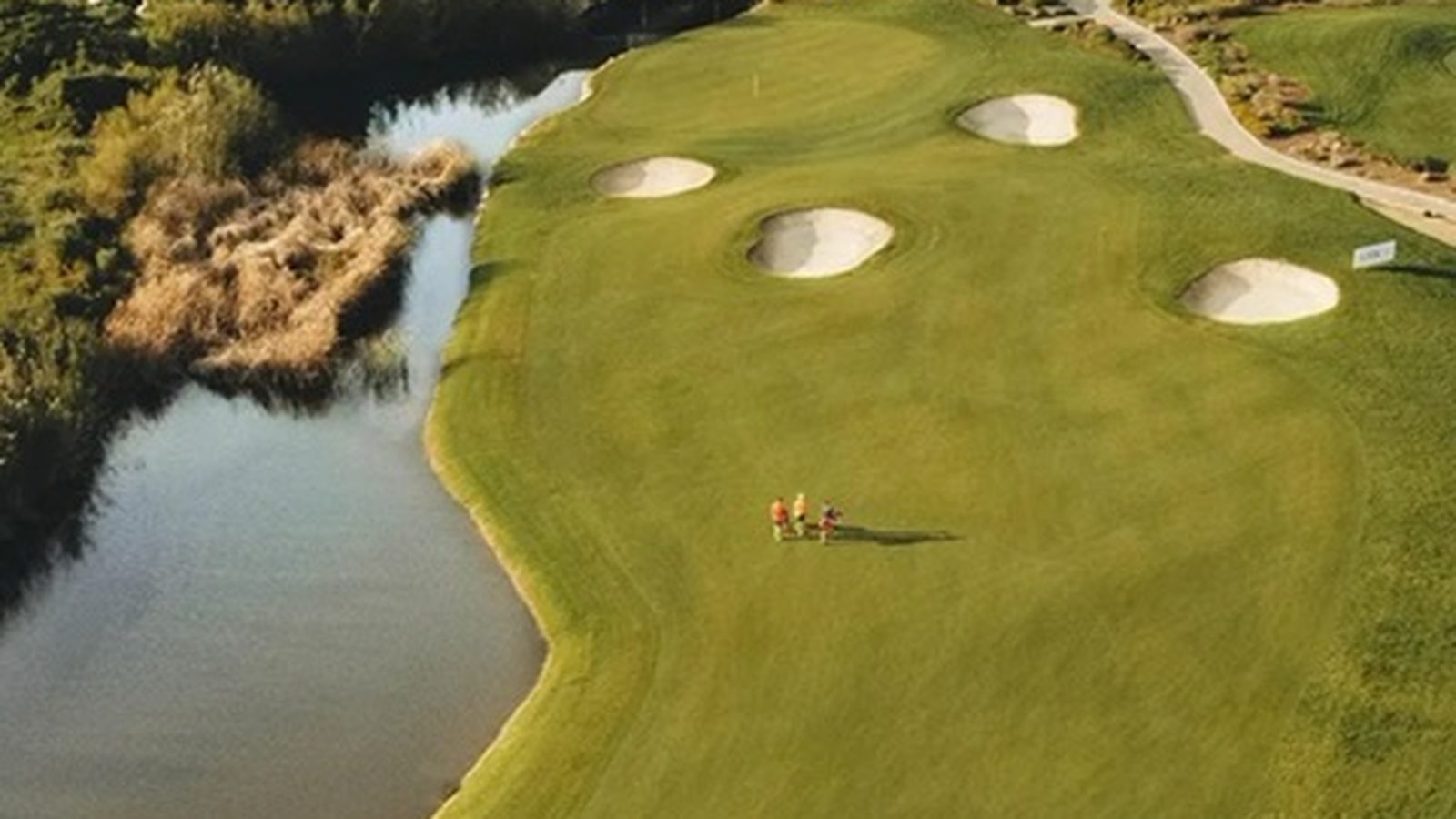 Golfspelare som utstrålar lugn och självförtroende inför ett slag