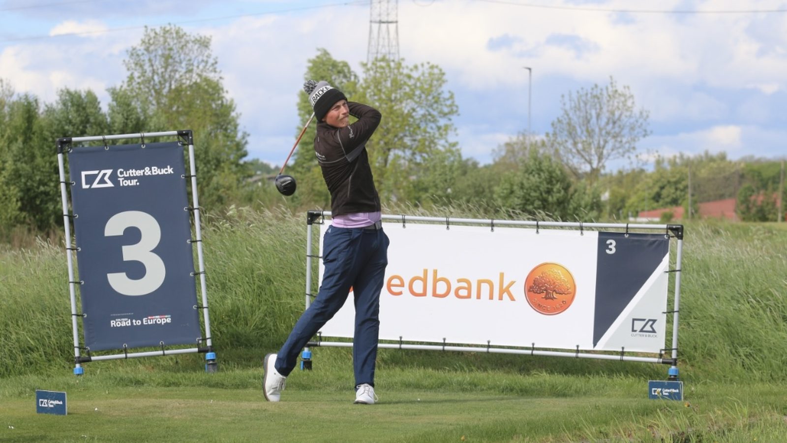 Golfspelare som följer sin pre-shot-rutin inför ett slag