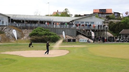 Golfspelare som förbereder sig mentalt inför ett viktigt slag under tävling